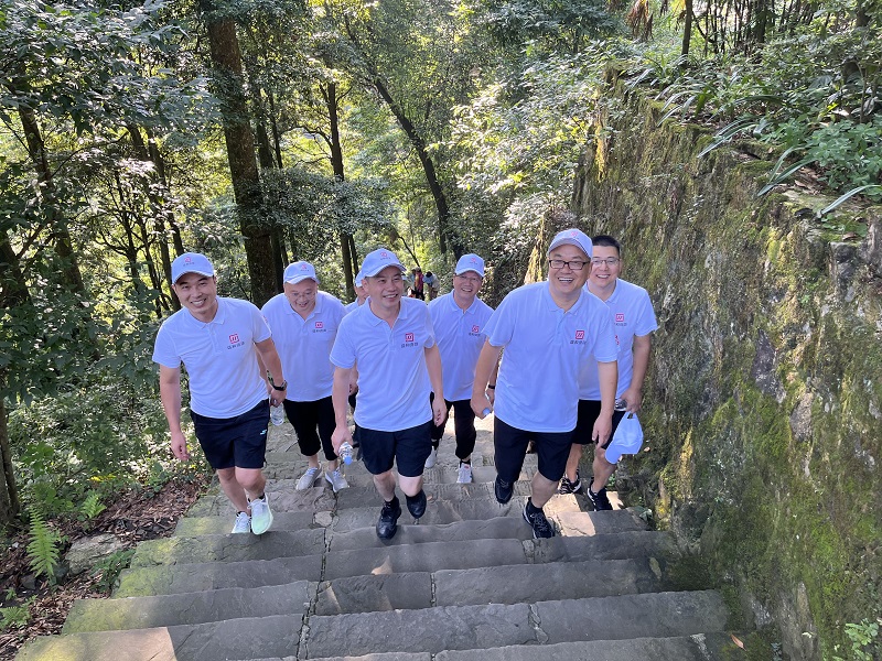 “联结合作，，，，，勇攀顶峰”登山团建活动圆满实现（登山）